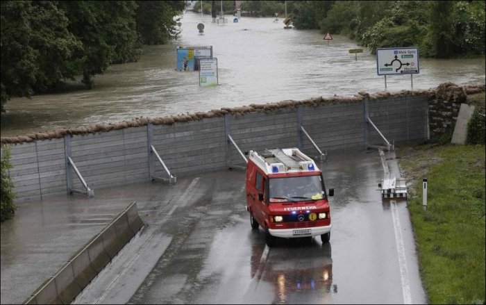 Защита от наводнения в Австрии (3 фото)