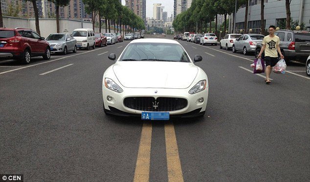 Как паркуется китайская выпускница (5 фото)