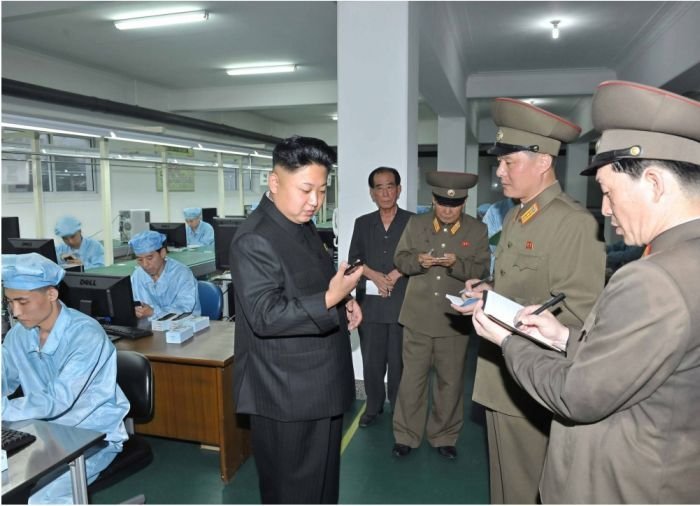 Первый северокорейский смартфон (6 фото)