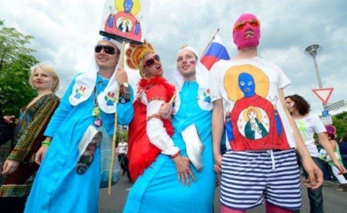 Путин - враг геев (17 фото)