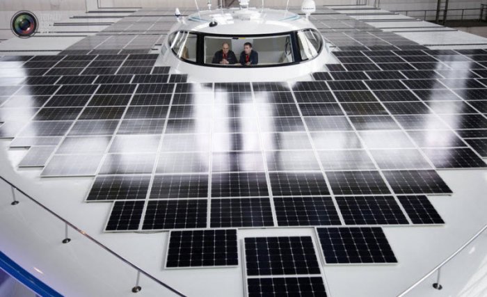 Катамаран на солнечных батареях (17 фото)