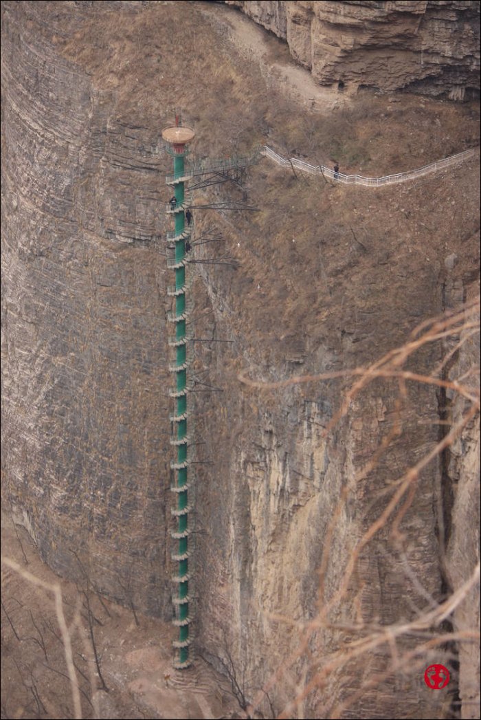 Винтовая лестница в горах Китая (5 фото)