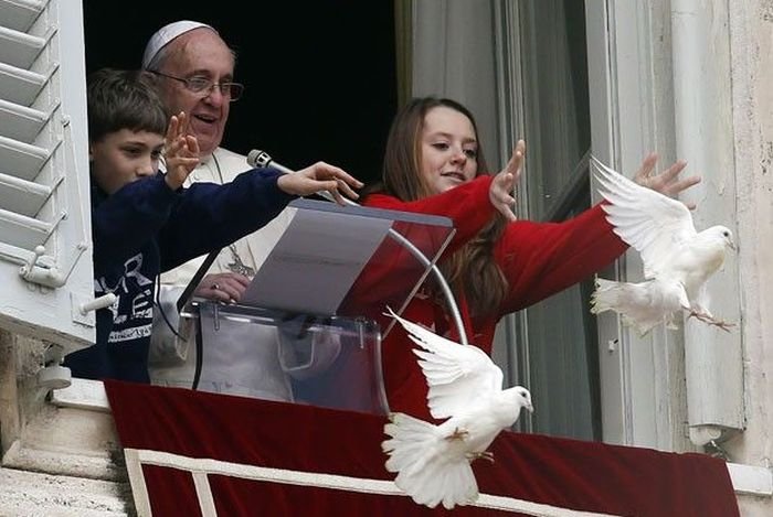 Папа выпустил голубей (4 фото)