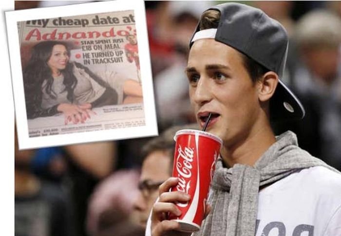 Футболист Манчестер Юнайтед сводил девушку на свидание (3 фото)