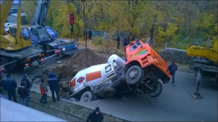 Провал бетономешалки в Воронеже (7 фото)