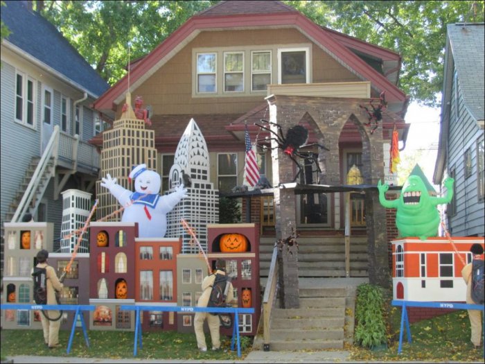 Декорации домов на Хэллоуин (28 фото)