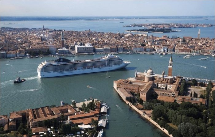Огромный лайнер на фоне Венеции (7 фото)