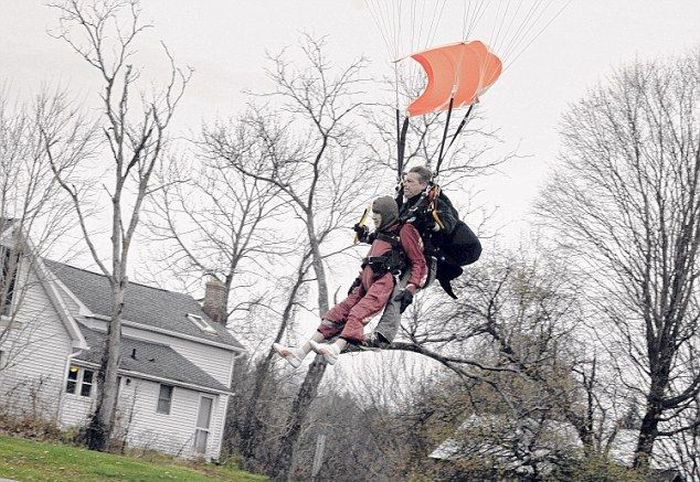 100-летняя бабушка прыгнула с парашютом (8 фото)
