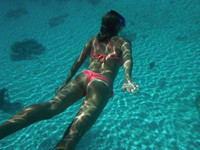 Плавая в бассейне красавица похвасталась аппетитными формами - секс фото 