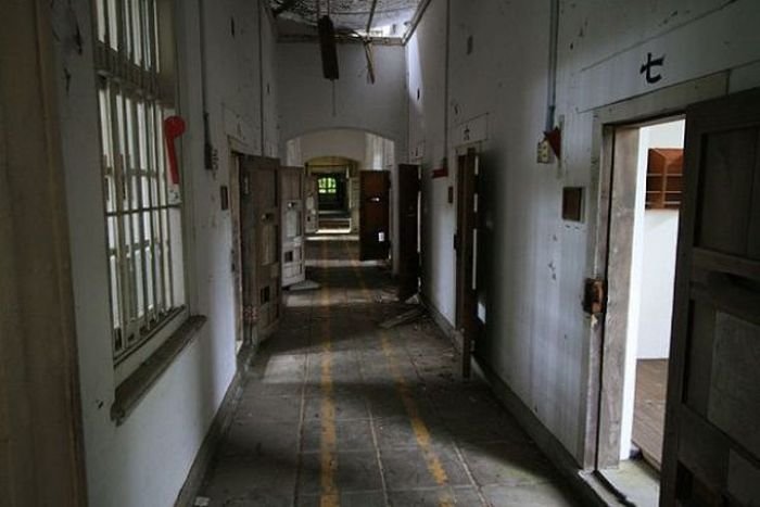 Заброшенная тюрьма в Японии (26 фото)