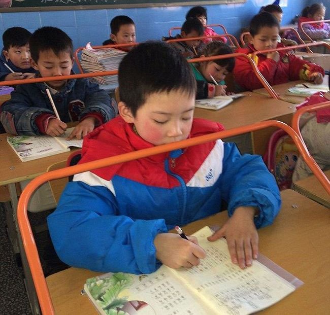 Борьба за правильную осанку в школах Китая (9 фото)