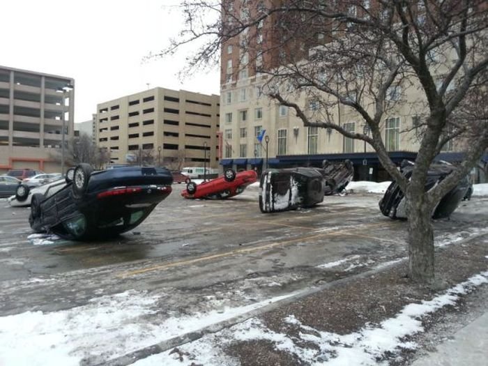 Необычная ситуация на парковке (4 фото)