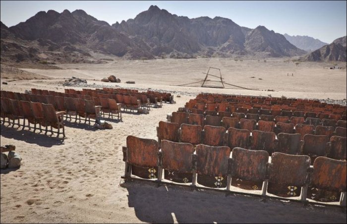Кинотеатр в пустыне (9 фото)