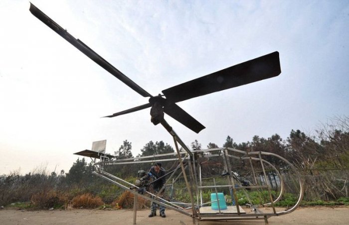 Китаец построил вертолет из металлолома (8 фото)