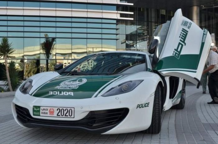 Автомобили полиции Дубая (22 фото)
