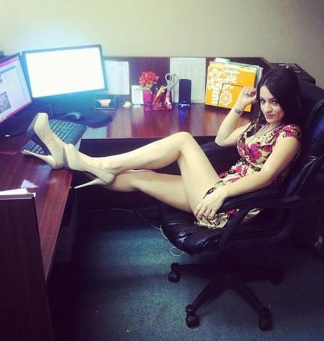Девушка с маленькими сиськами сидит раздетой в офисе фото