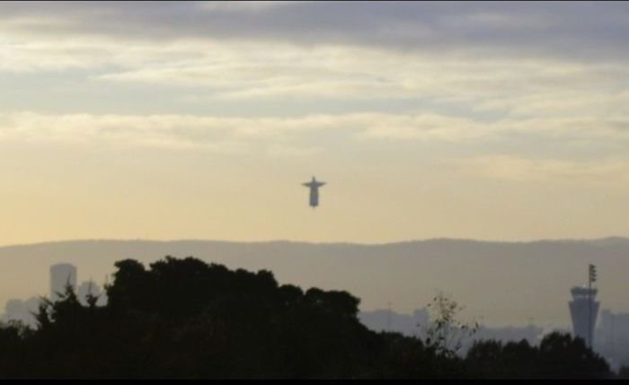 Летающая статую Христа (7 фото)