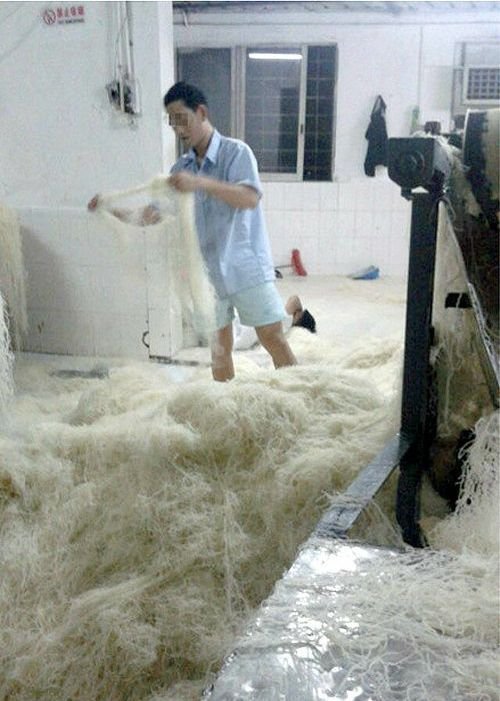Как делают лапшу в Китае (6 фото)