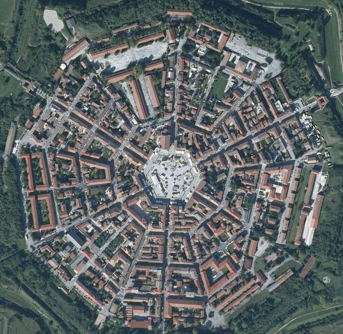 Необычный город в Италии(15 фото)
