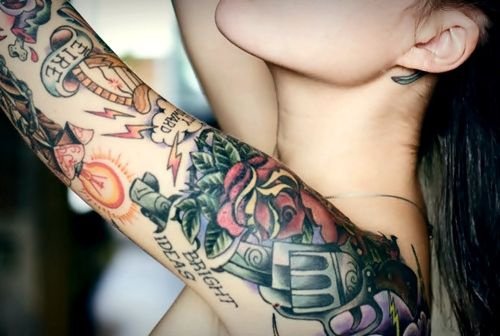 Девушки с татуировками пистолетов (30 фото)