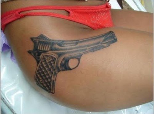 Девушки с татуировками пистолетов (30 фото)