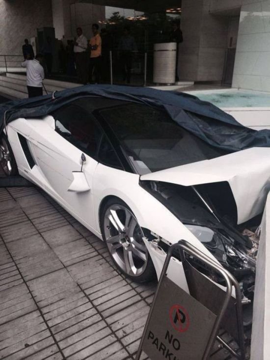 Неудачно припарковал Lamborghini (5 фото)