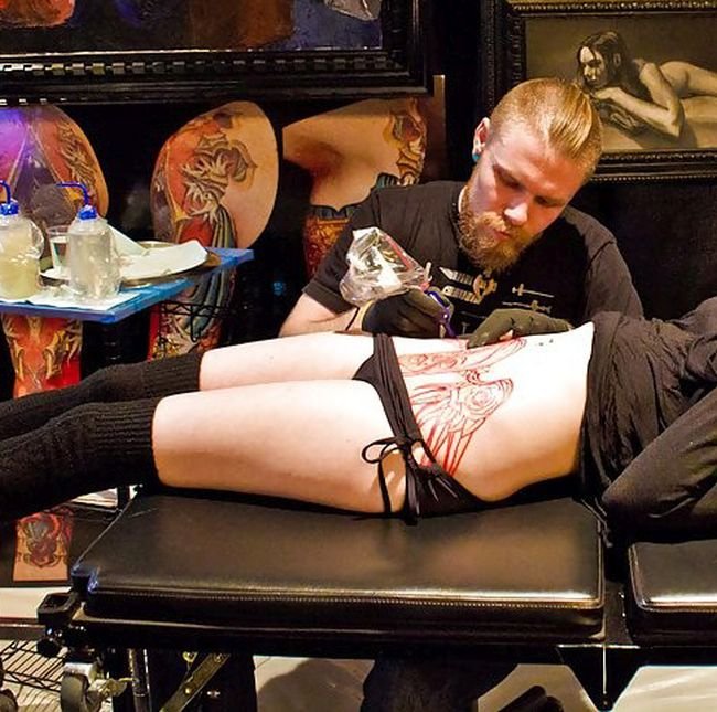 Страшная татуировка на интимных местах (6 фото)