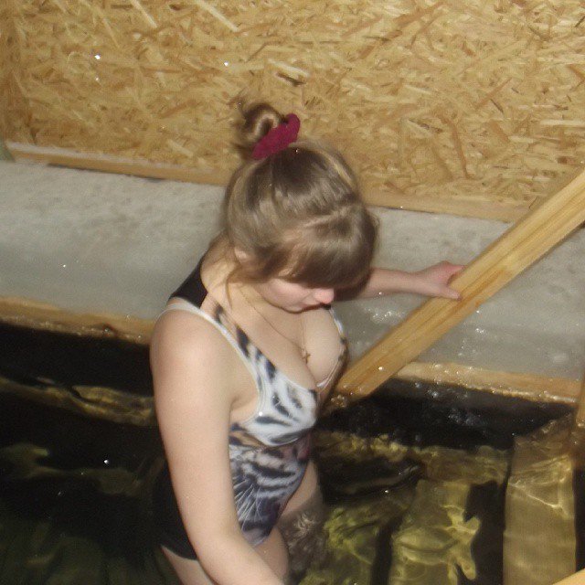 Девушки на крещенских купаниях 2015 (43 фото)