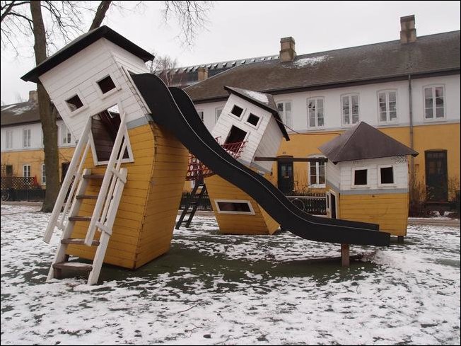 Ужасы детских площадок (35 фото)