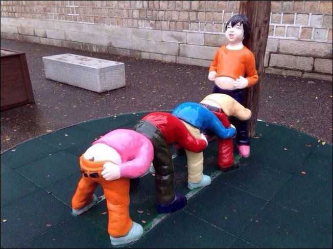 Ужасы детских площадок (35 фото)