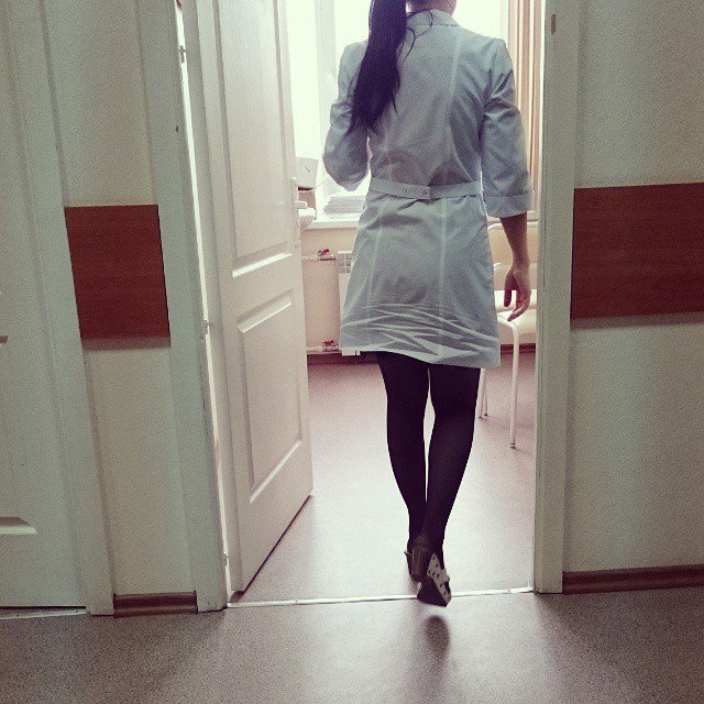 Девушка одела костюм медсестры и облизывает анальную пробку фото
