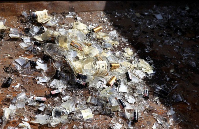 Уничтожение элитного алкоголя в Латвии (12 фото)