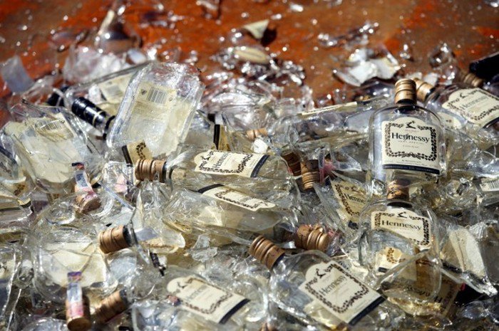 Уничтожение элитного алкоголя в Латвии (12 фото)