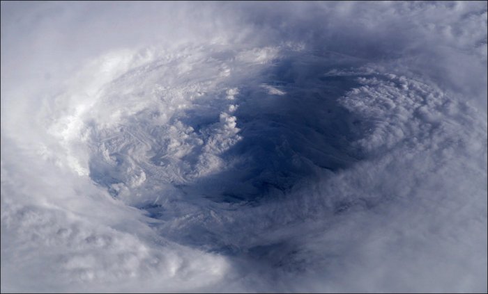 Тайфун Майсак из космоса (10 фото)
