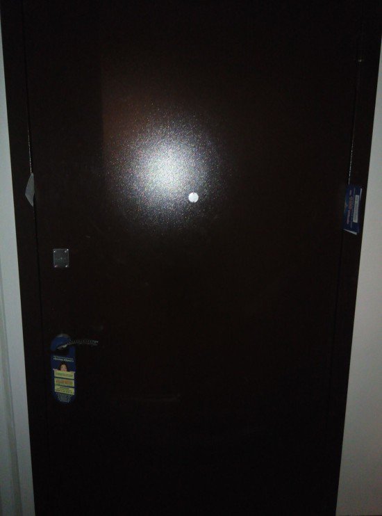 Что не так с этой дверью? (2 фото)