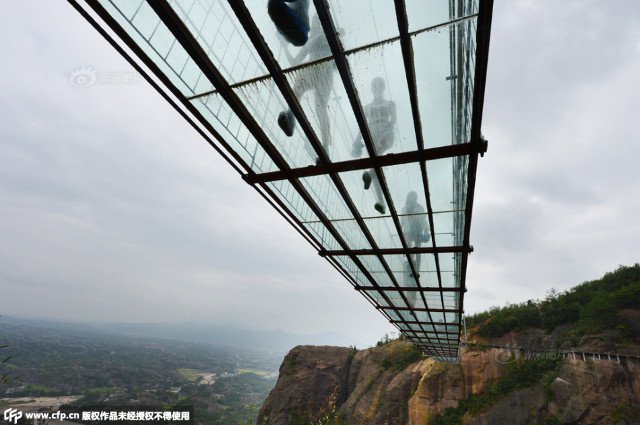 Самый длинный стеклянный мост (6 фото)