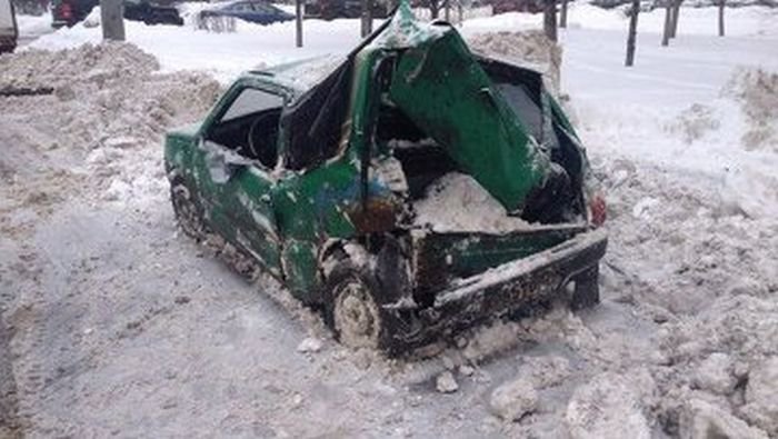 Снегобуорщик уничтожил машину (4 фото)