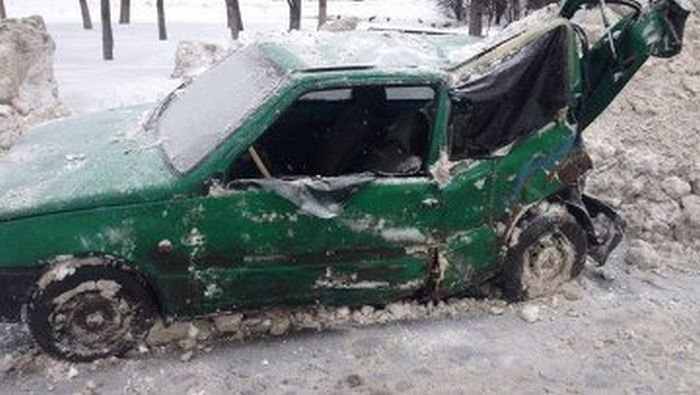 Снегобуорщик уничтожил машину (4 фото)