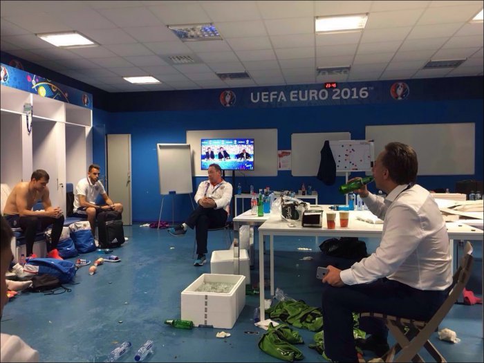 В раздевалке сборной России после матча на Евро 2016 (2 фото)