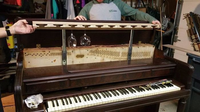 Винный шкаф из старого пианино (13 фото)