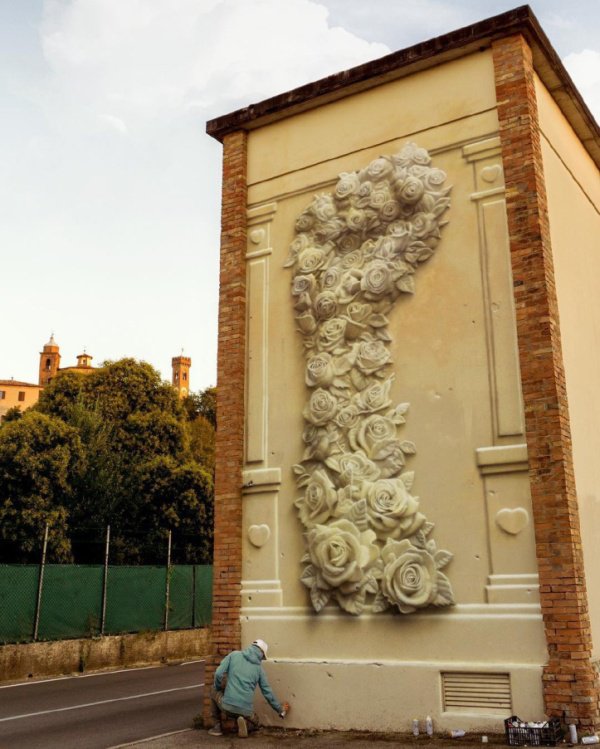 Эффектное украшение стены здания в Италии (4 фото)