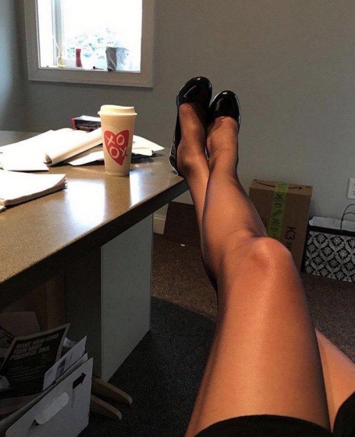 Gabbie Carter принимает сексуальные позы на столе в офисе