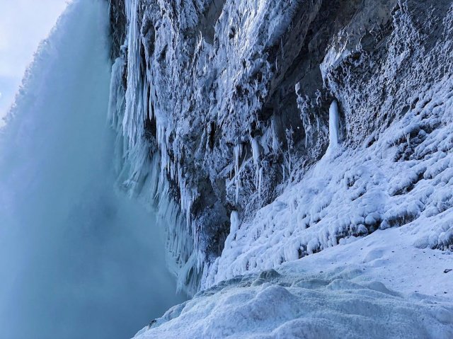 Частичное замерзание Ниагарского водопада на границе США и Канады (7 фото)