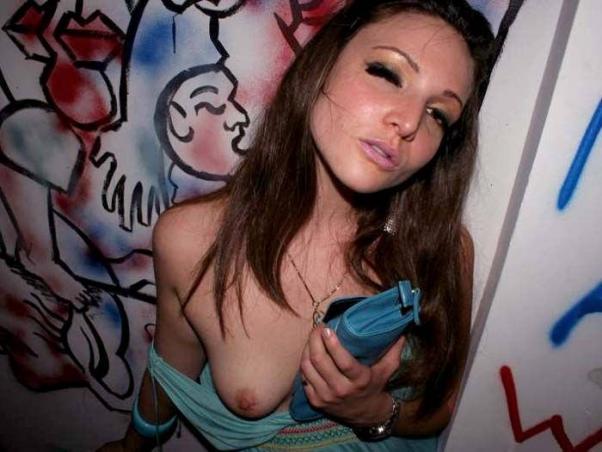 Пьяные девушки отжигают на вечеринках (22 фото)