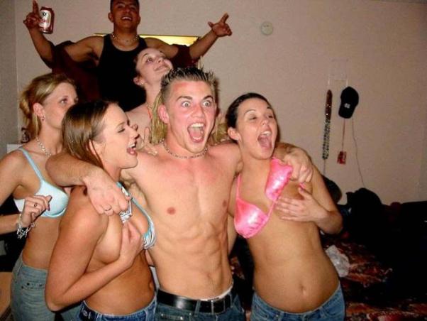 Пьяные девушки отжигают на вечеринках (22 фото)