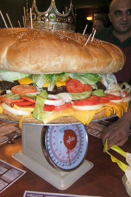 Самый большой в мире гамбургер (8 фото)