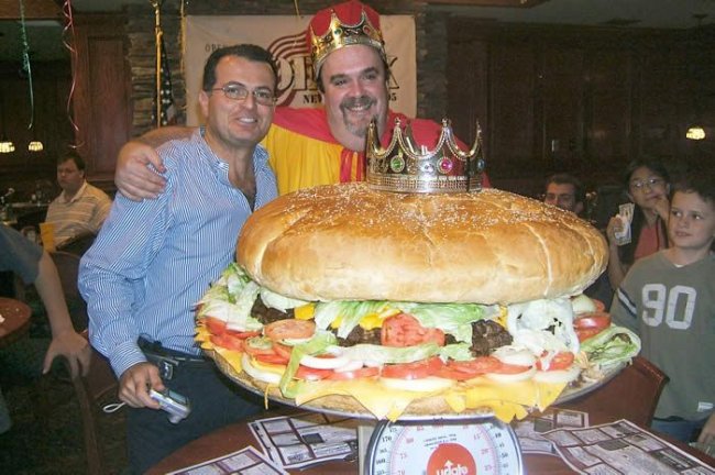 Самый большой в мире гамбургер (8 фото)