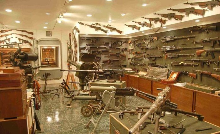 Коллекция оружия (4 фото)