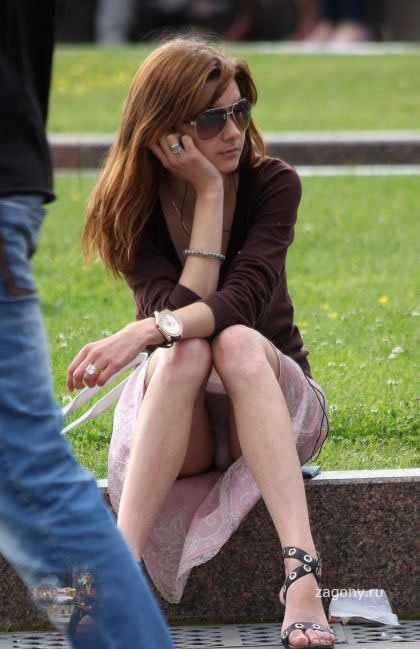 Подсматривание за сидящей на улице девушкой без нижнего белья