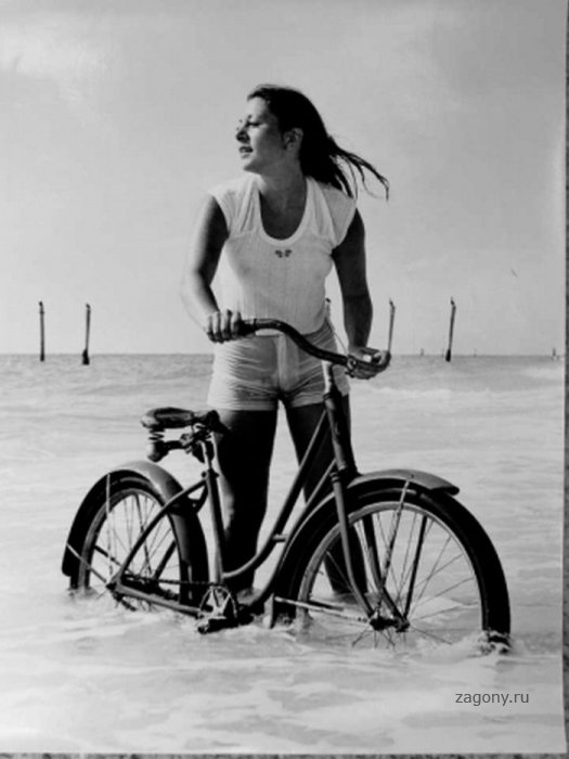 Девушки на велосипедах (31 фото)